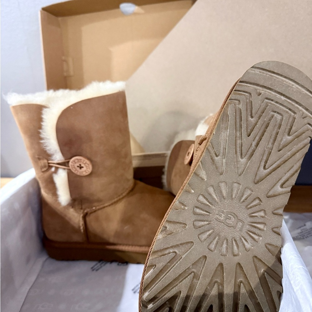 UGG Bailey Button II Boots – Women’s Size 9 - Picture 3 of 8